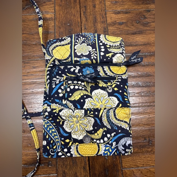 Vera Bradley crossbody gallery trifold wallet Ellie Blue pattern, used 7.5”x5” - Picture 6 of 8
